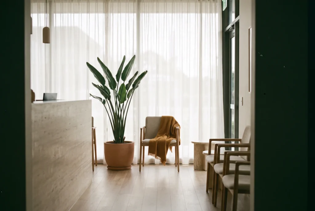 Recepción de una clínica moderna con luz natural
