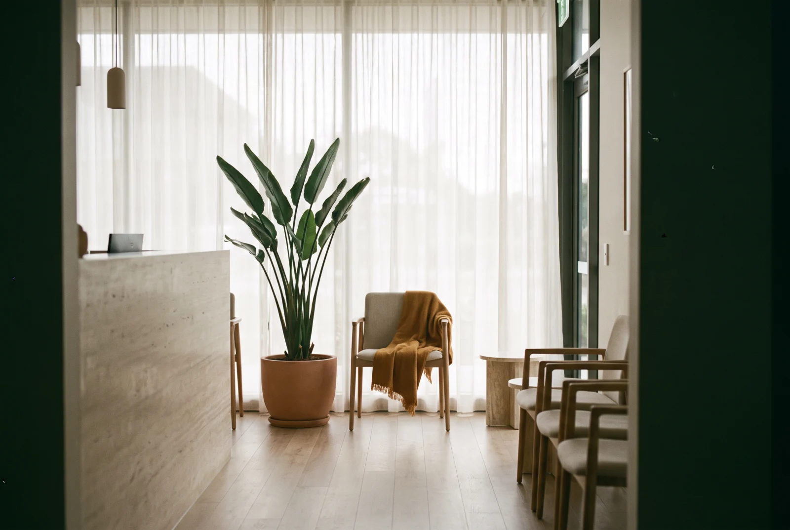 Recepción de una clínica moderna con luz natural