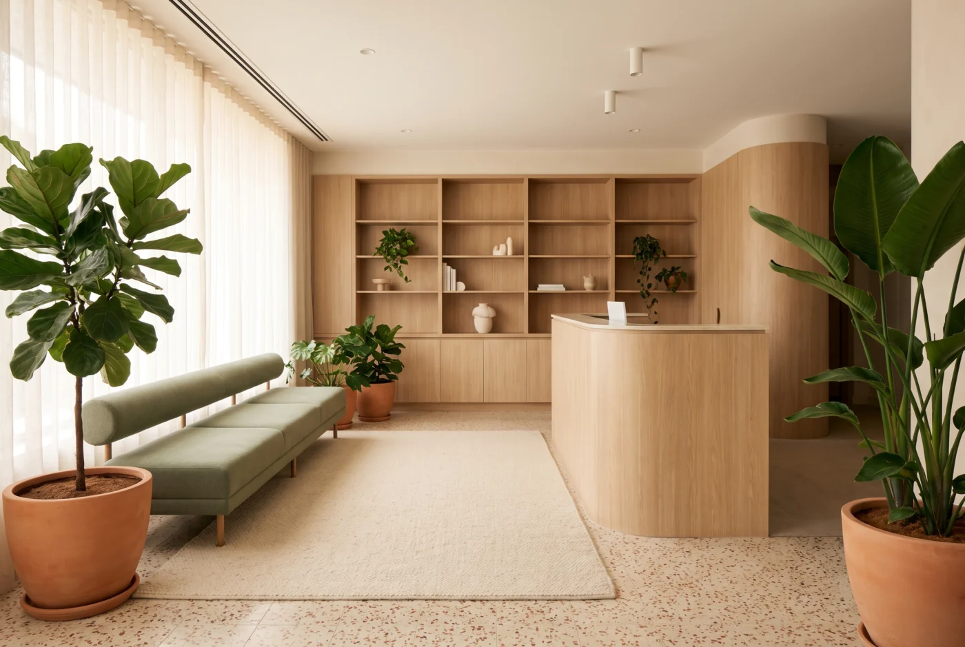 Recepción de la clínica con banco verde salvia