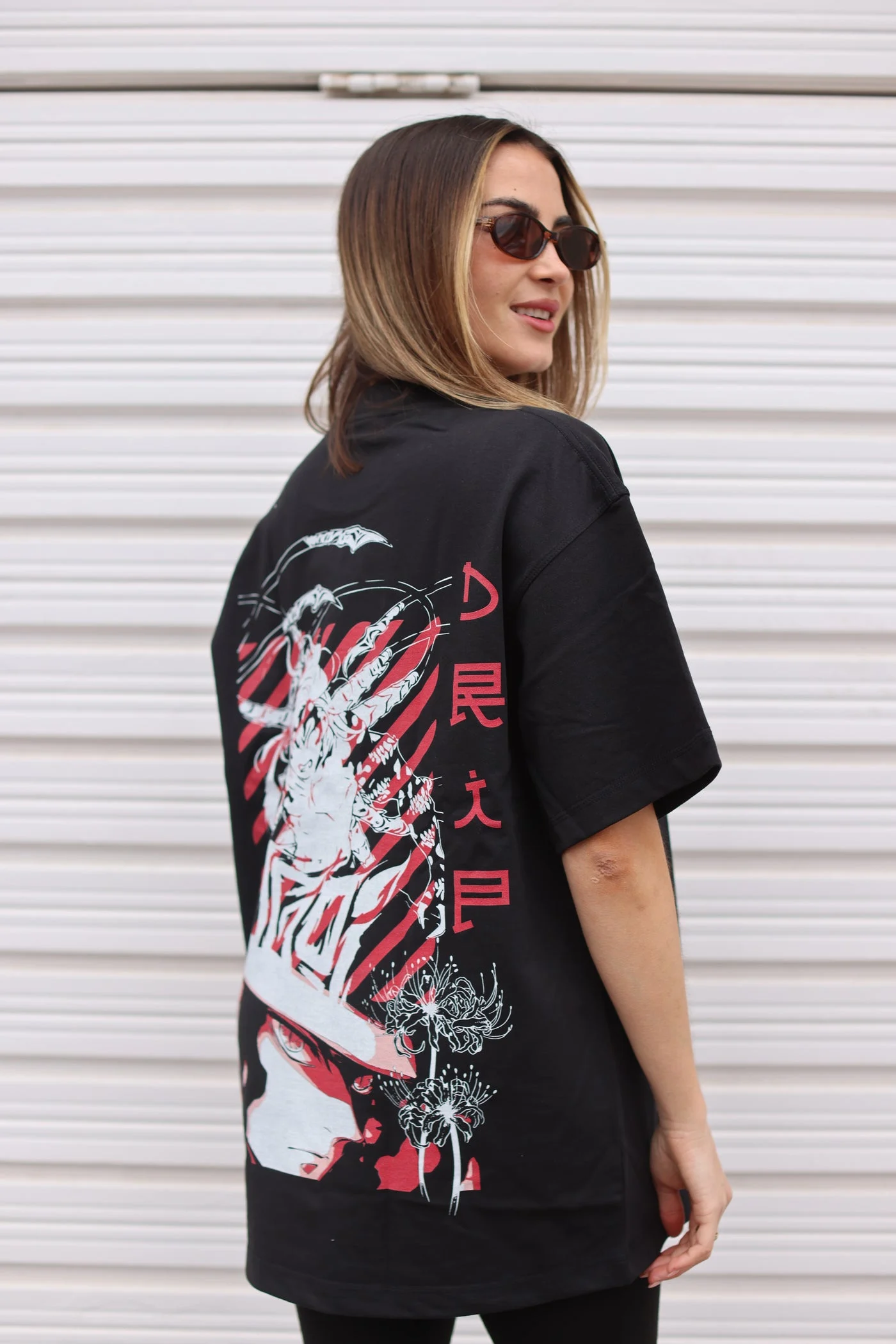 Foto de calle con la camiseta Muzan oversize