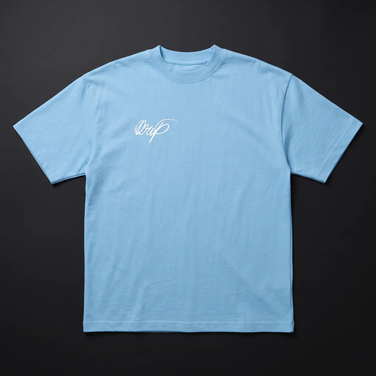 Camiseta Hashira azul cielo estirada, vista de frente