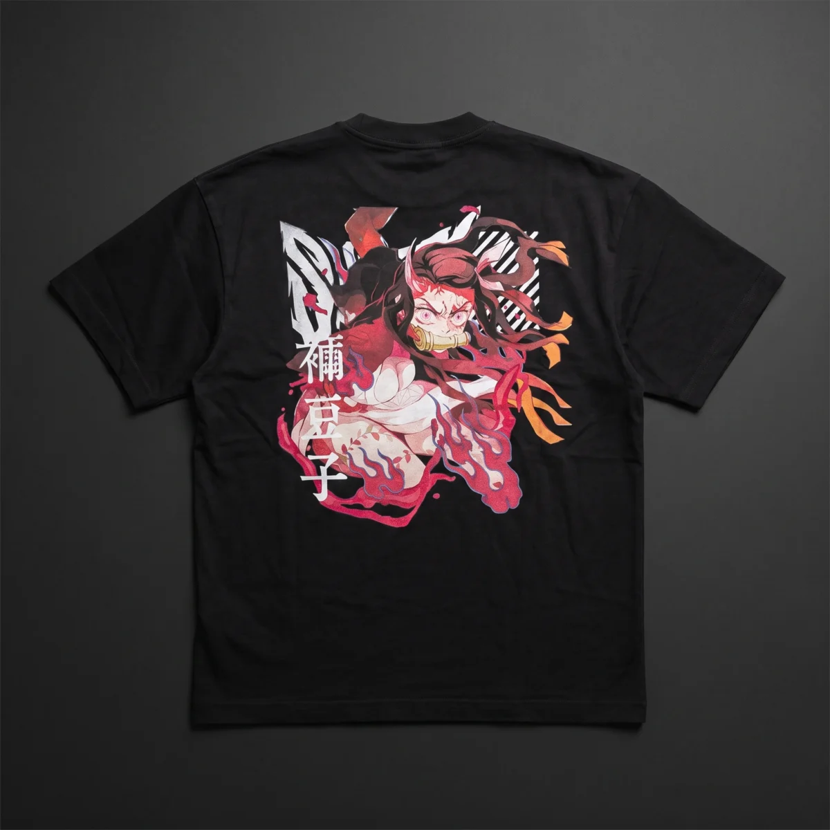 Camiseta Nezuko negra estirada, vista por detr&aacute;s