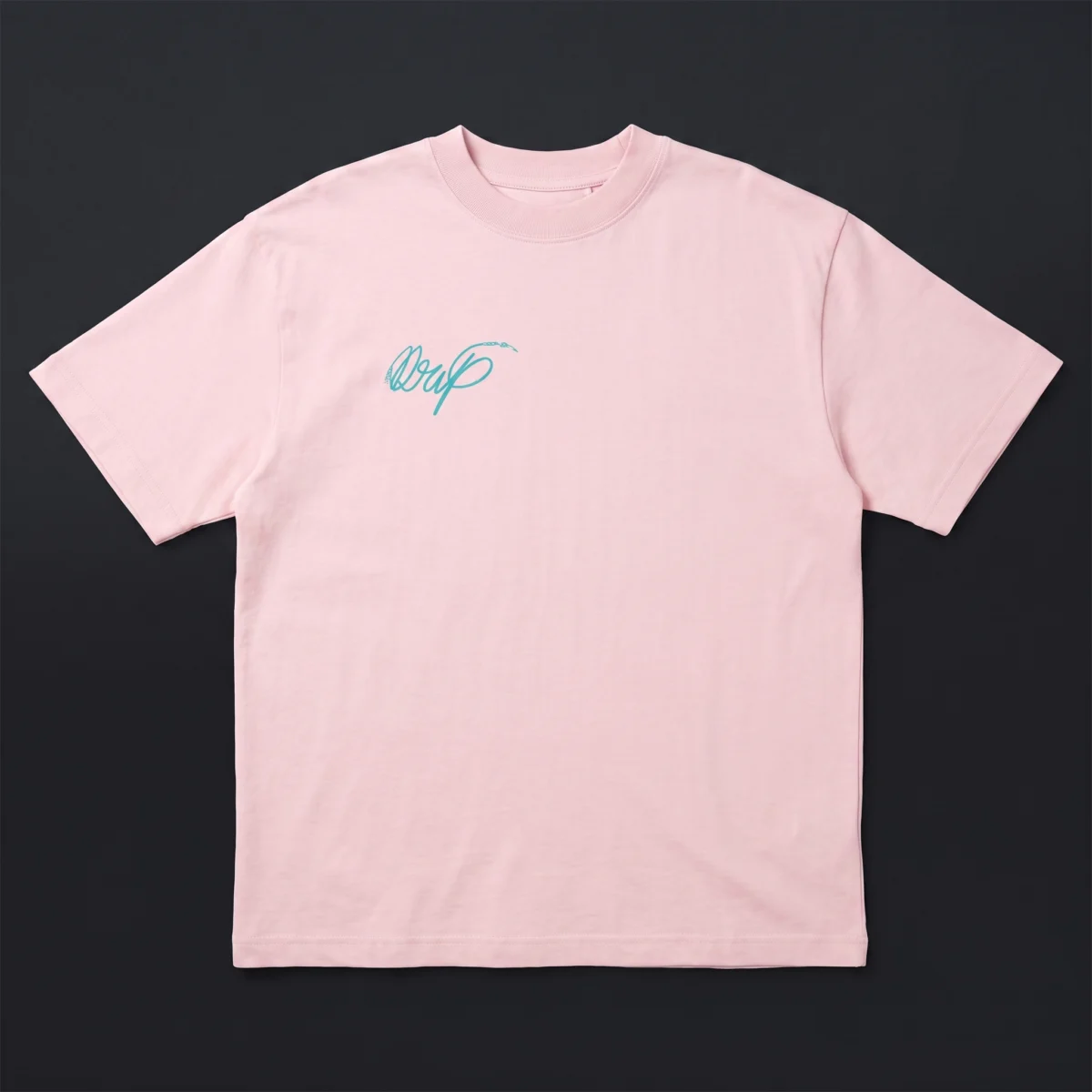 Camiseta Tanjiro rosa estirada, vista de frente