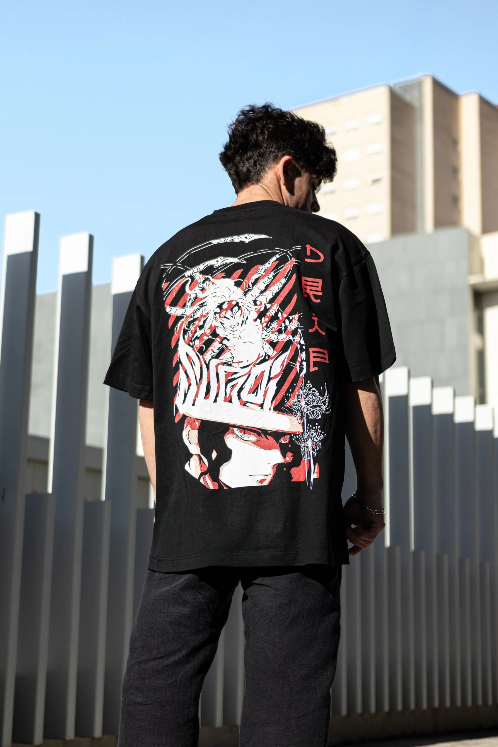 La camiseta Muzan puesta, vista por detr&aacute;s en la calle