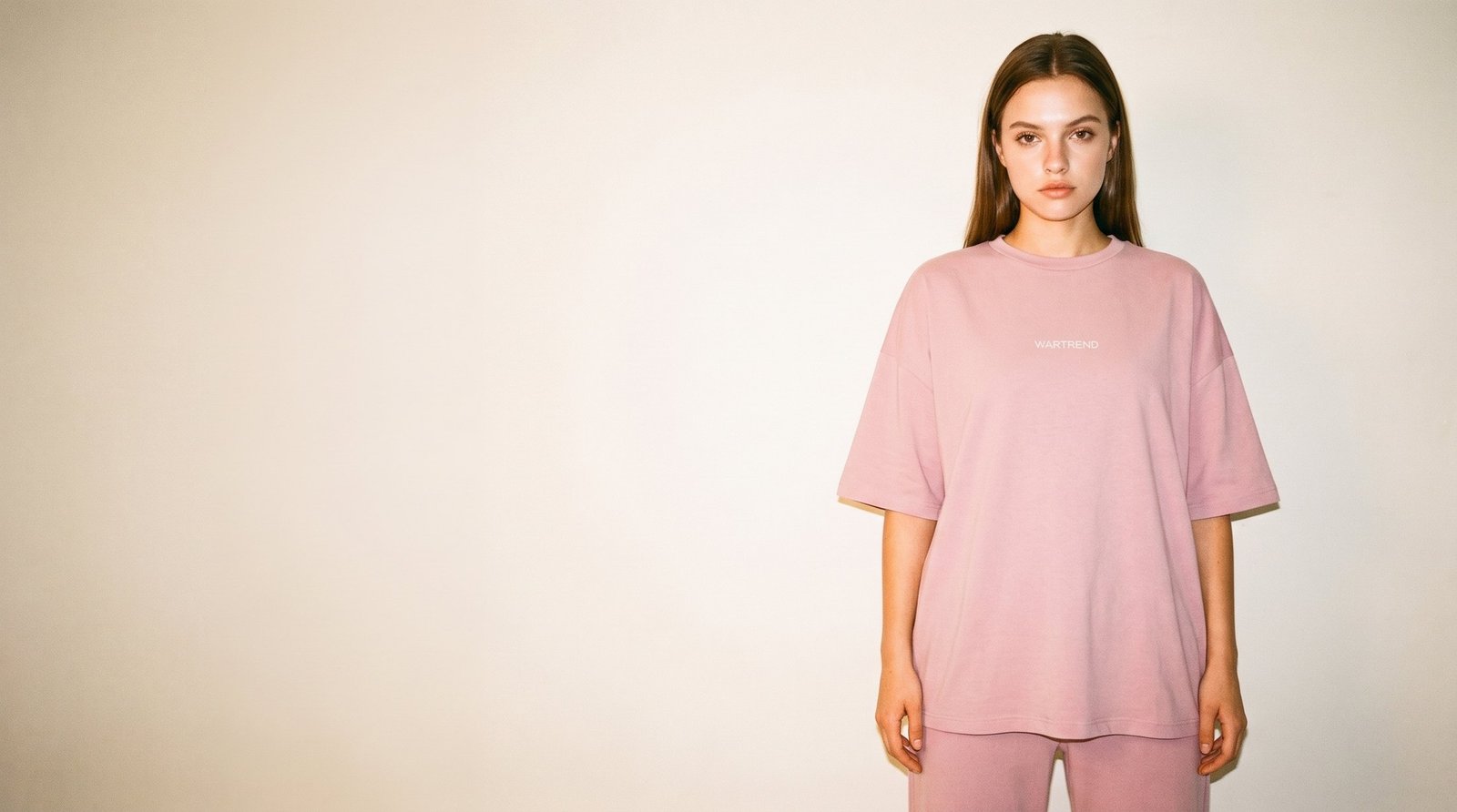 Modelo con el conjunto rosa oversize de WARTREND