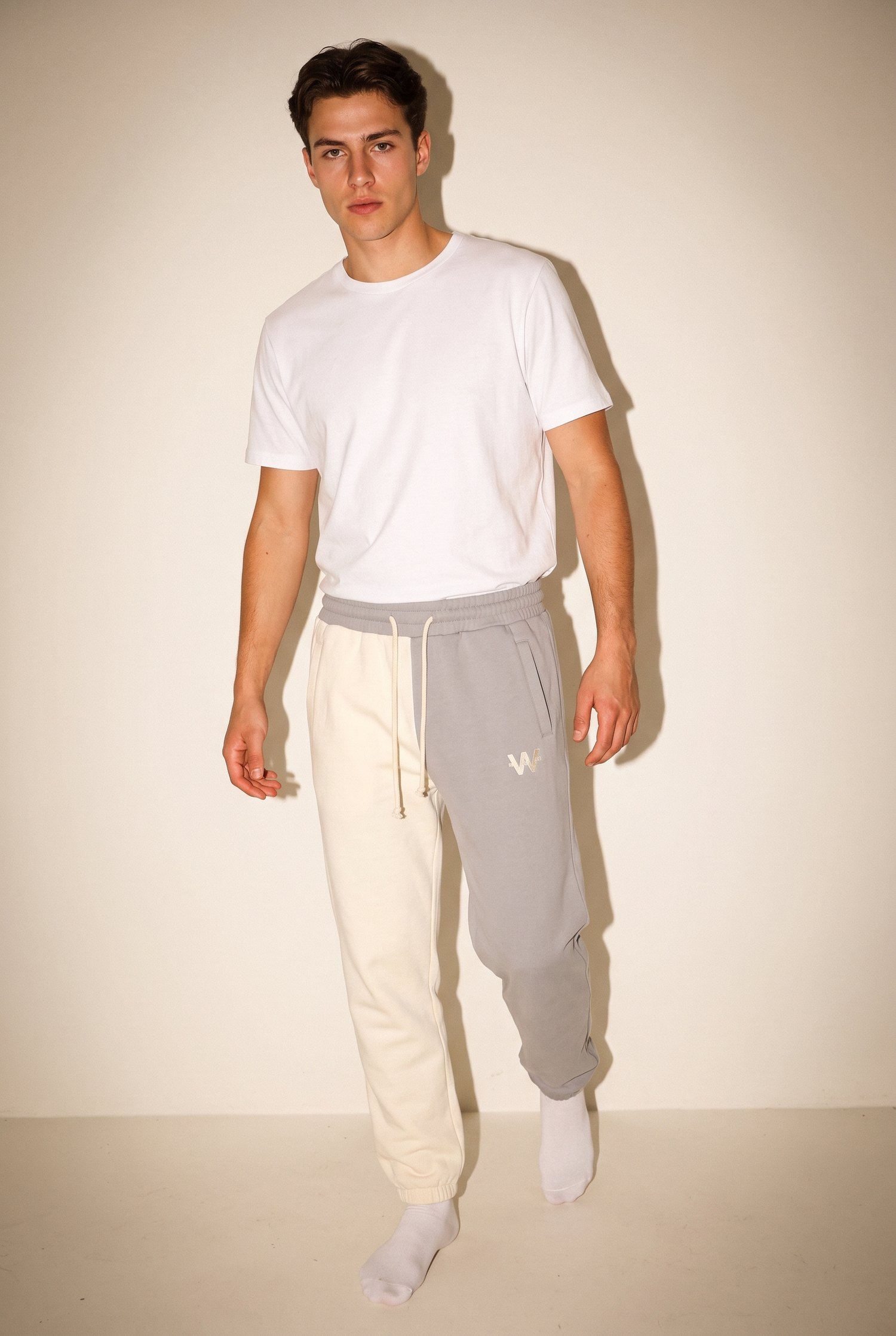 Modelo con los pantalones joggers