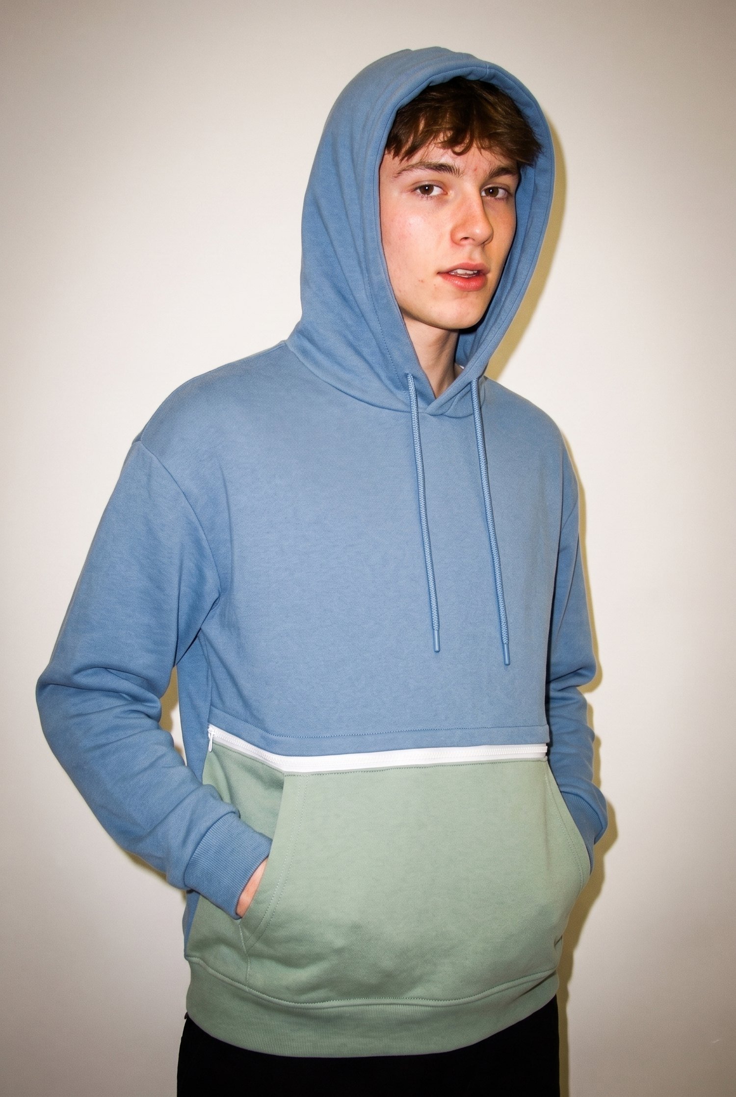 Modelo con la sudadera bicolor